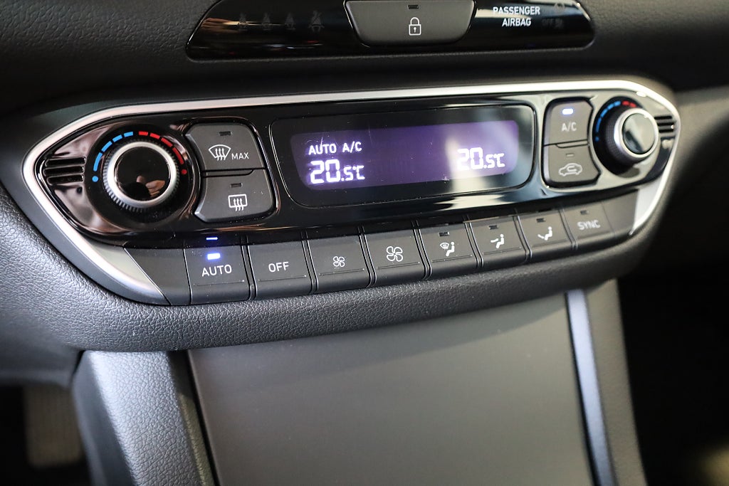 Hyundai i30 1.0 T-GDI AUT Essential Kamera Rattvärme Leasbar 2022