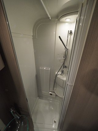 Husbil-halvintegrerad Adria Matrix 17 av 20