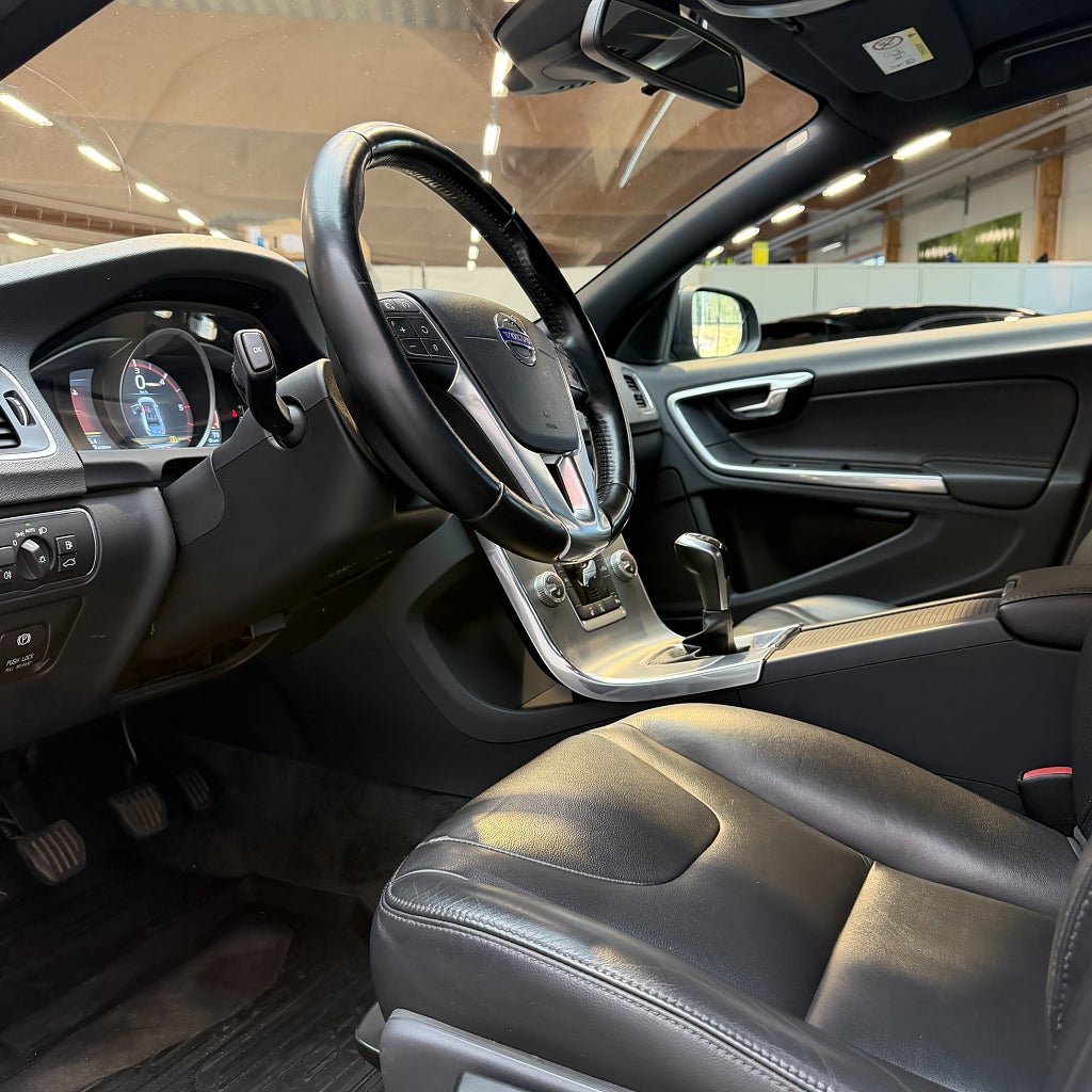 Volvo S60 *HÖSTREA*D4 Momentum Värmare PDC Bak Läder Kamrem bytt!