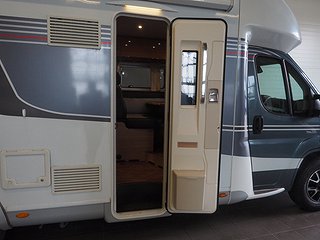 Husbil-halvintegrerad LMC Breezer H737 5 av 20