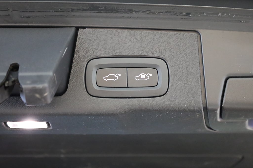 Volvo XC60 Recharge T6 350hk AWD Core Bright Pano Drag Leasbar 2023