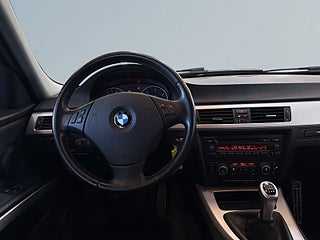 BMW 320D xDrive Touring Comfort MVärm/S&V/Psens/Kamkedja – bild 8