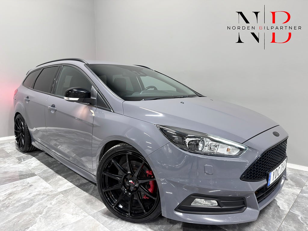 Ford Focus ST/Kamera/Värmare/SONY/BLIS/Skalstolar/185HK
