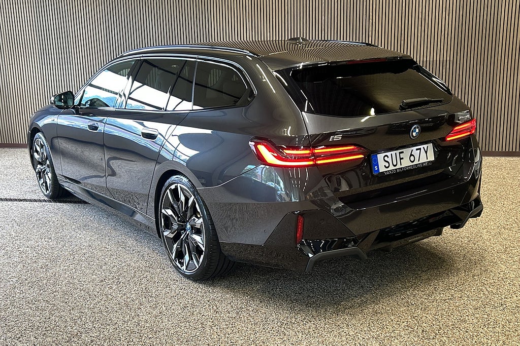 BMW i5 eDrive40 Touring M-sport Pro / Panorama Comfortpkt /