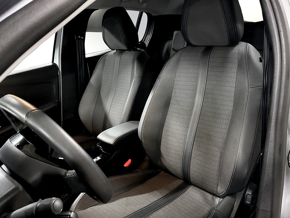 Bild på Peugeot 208 Allure Pack 1.2 PT 100hk B-KAMERA CARPLAY
