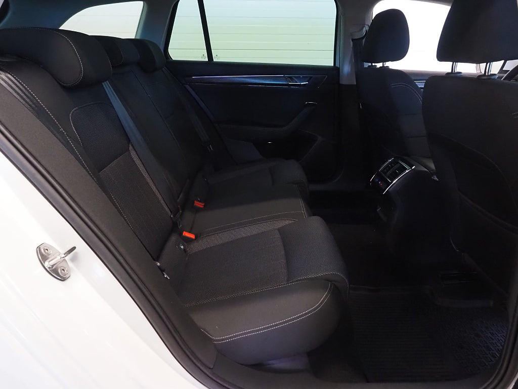 Skoda Superb iV 218hk Plug-in Style Drag Cockpit Värmare B-Kam Moms 2022