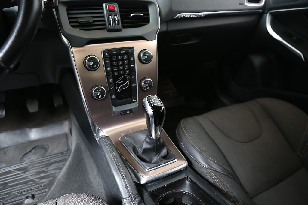 Volvo V40 Cross Country D2 Momentum BE 120hk Värmare Dragkrok 2016