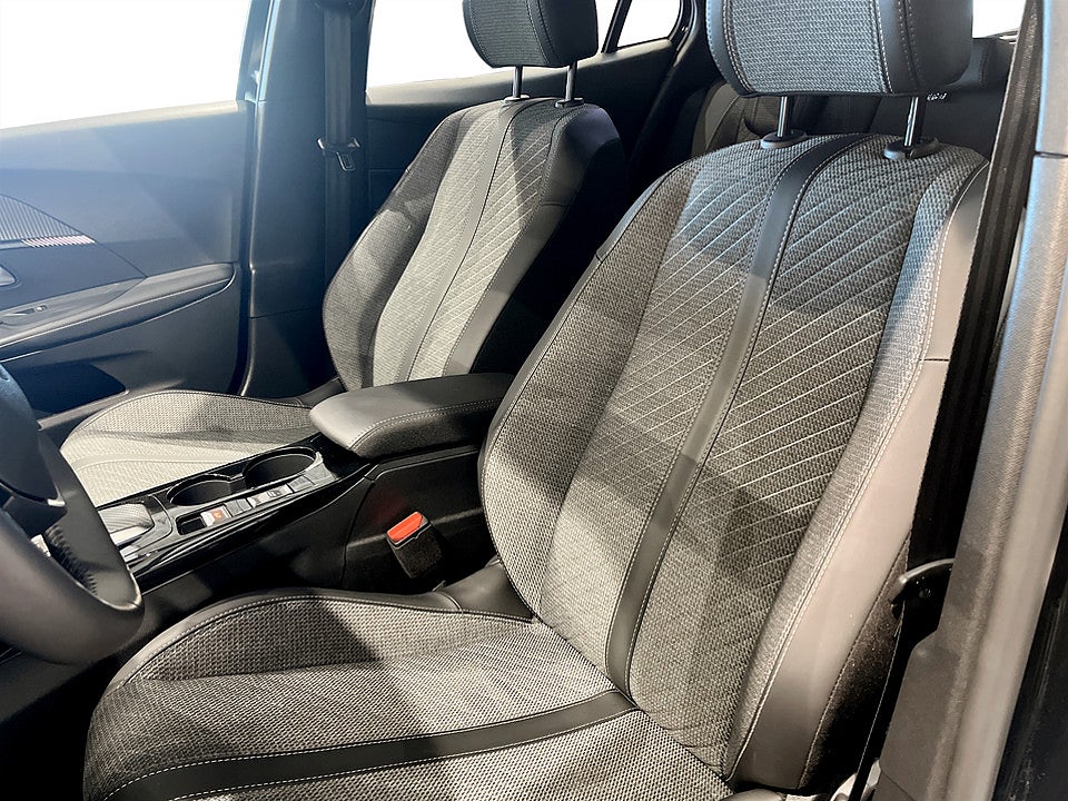 Bild på Peugeot 2008 Allure 1.2 PT 130hk Aut B-KAMERA CARPLAY