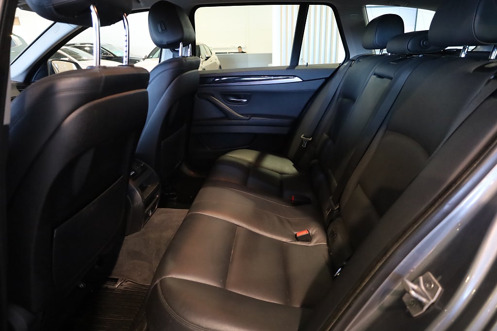 BMW 520d Touring AUT Drag Läder PDC Connected Blåtand Rattvärme