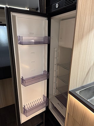 Husbil-halvintegrerad Sun Living S72DC AUT Queen! Clesana & Hydr stödben! 9 av 22