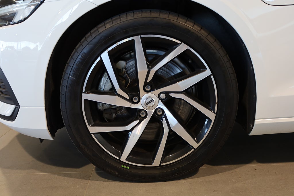 Volvo V60 T8 Twin Engine 392hk AWD Momentum Advanced | Skinn | 2020