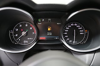 SUV Alfa Romeo Stelvio 19 av 27