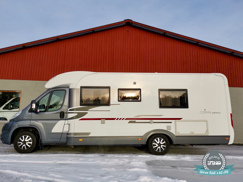 Adria CORAL S 670 SLT Långbädd. Toa & dusch bak.