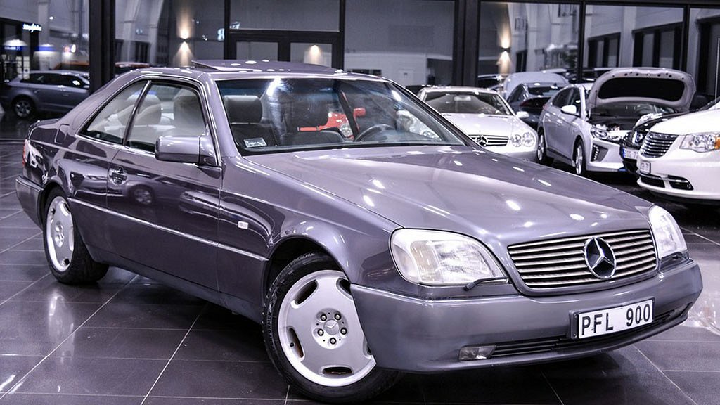 Frå Mercedes snett framifrån i bilhall.