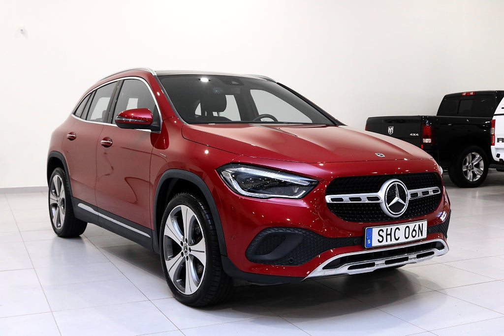 Mercedes-Benz GLA 200 7G-DCT Progressive Line/ Nyservad / Panorama / Drag