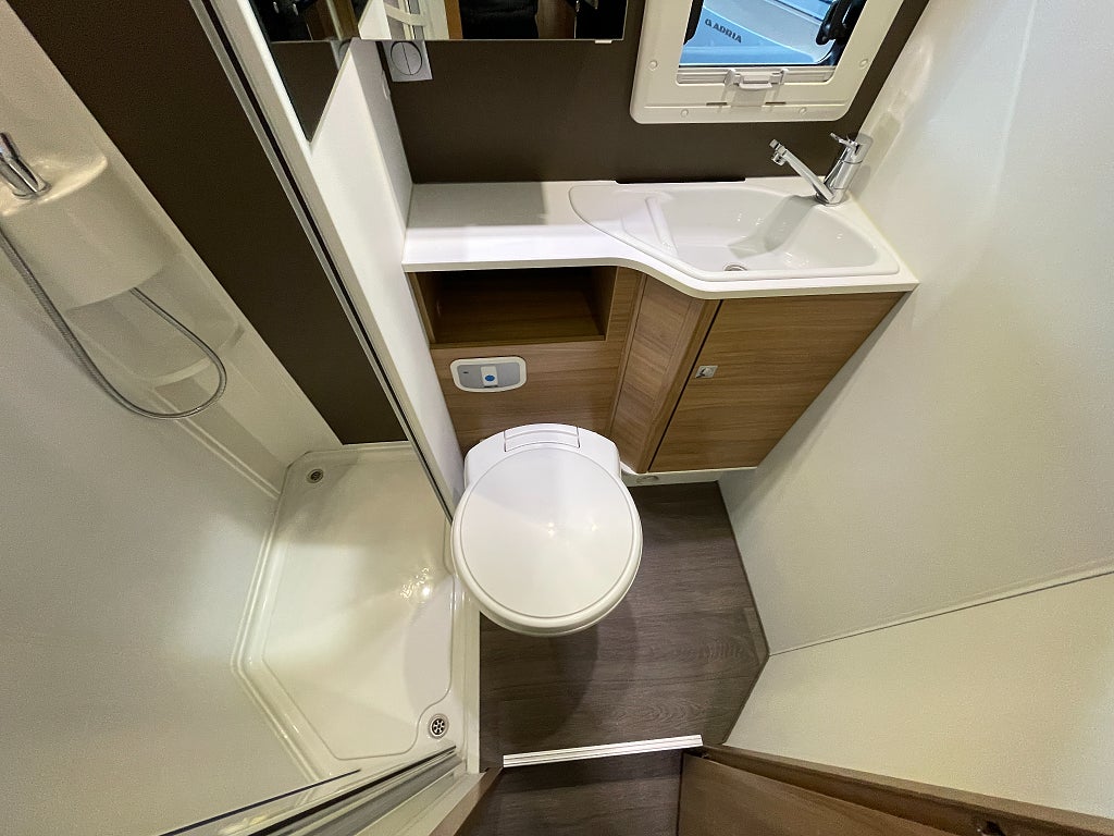 Adria Coral XL 670 SP Plus / El-patron / 5 bältad / Solcell / Dragkrok - Adria