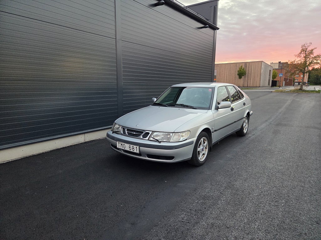 Saab 93 5-dörrar 2.0 T,låg mil ,S & V hjul.
