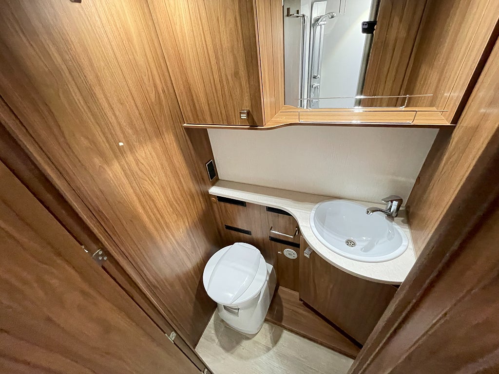 Pilote Essentiel P 740 GJ /ALDE/Solcell/B-körkort/Ugn/Långbäddar - Pilote