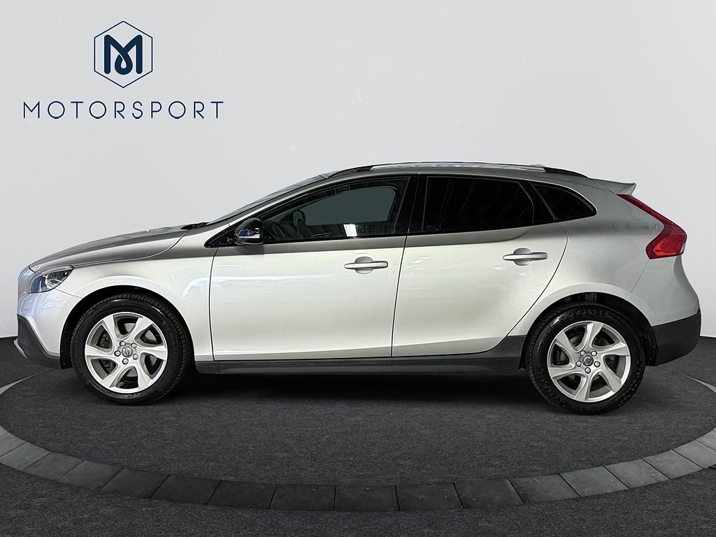 Volvo V40 Cross Country D3 DRAG Värmare Navi Bluetooth VoC Sensor bak bild 2