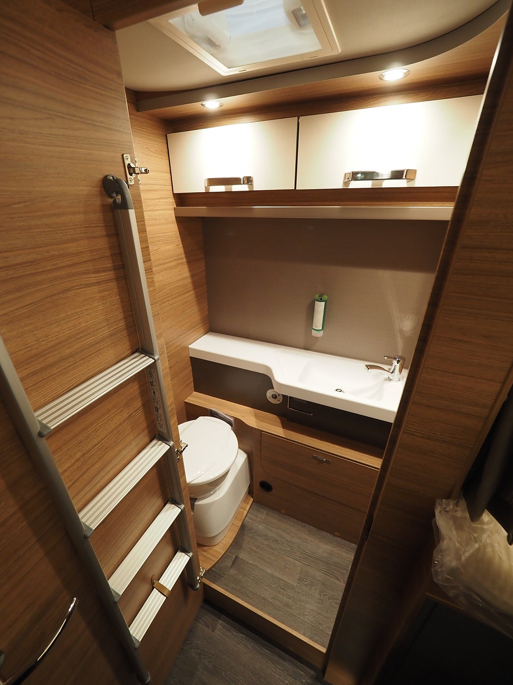 Weinsberg CaraSuite 700 MEG Aut I Markis I Taksäng