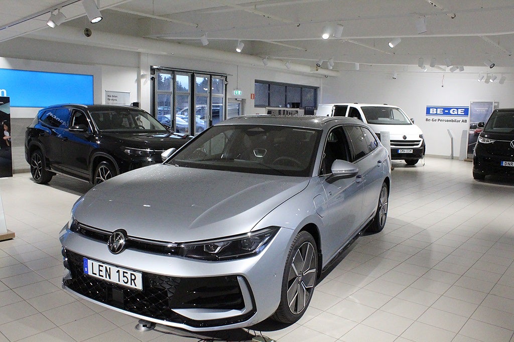 Volkswagen Passat Variant eHybrid R-Line 272HK DSG Drag Värmare Panorama