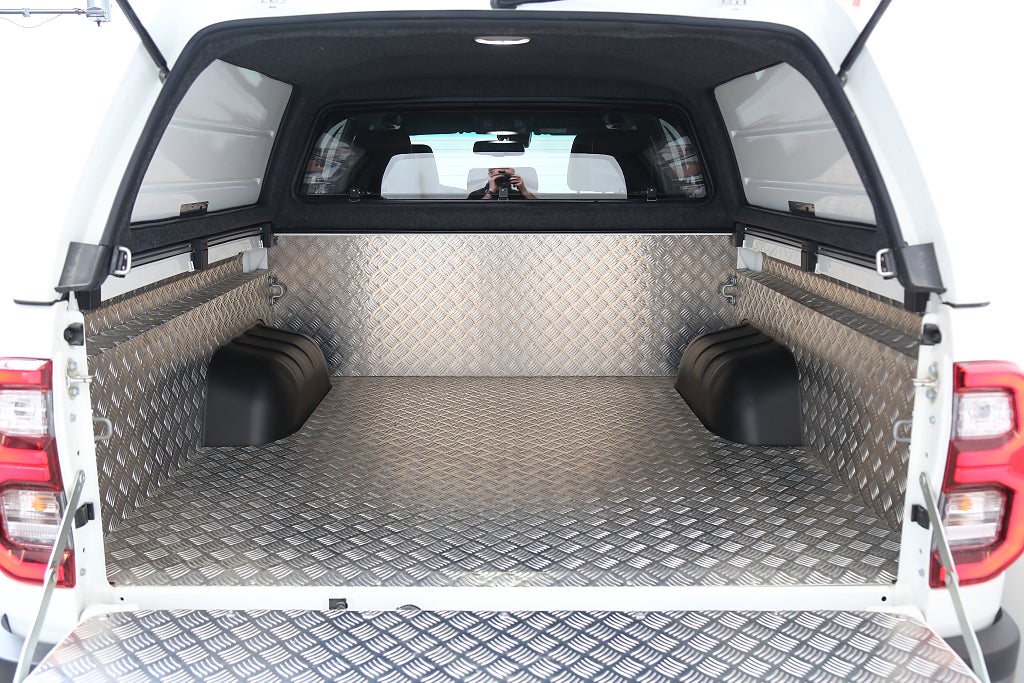 Toyota Hilux Dubbelhytt 2,8 MHEV 204hk Invincible 4WD Flak/Kåpa Moms