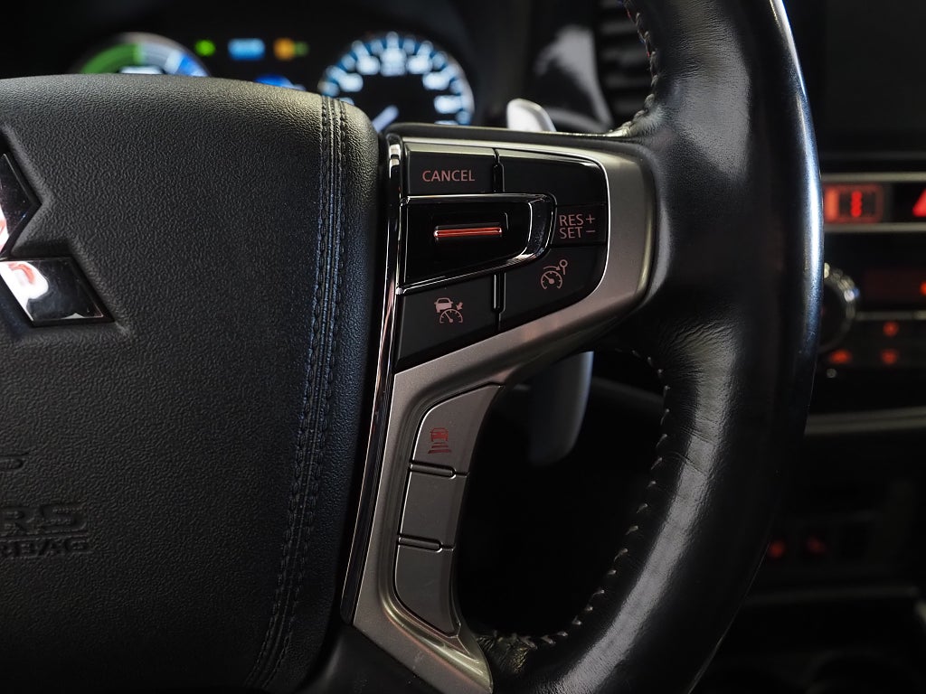 Mitsubishi Outlander PHEV 4WD CVT Business Dragkrok Skinn 360° Kamera 2019