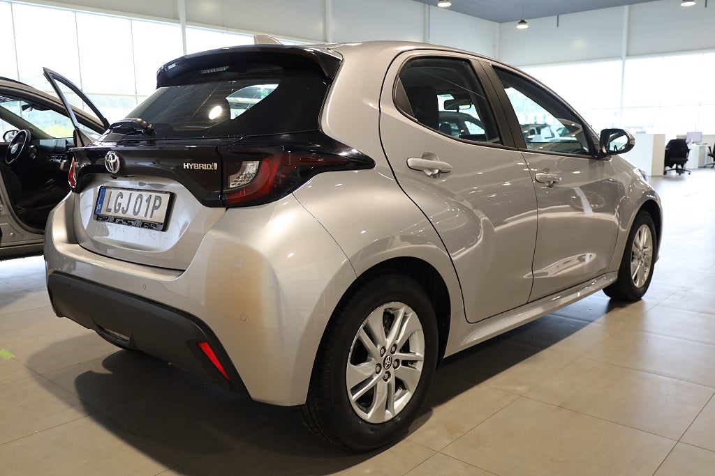 Toyota Yaris Hybrid Active Aut 5D Kamera PDC Blåtand 2023