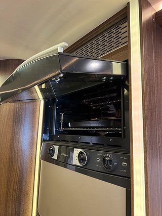 Husbil-integrerad Bürstner Elegance I900 AUT 11 av 21