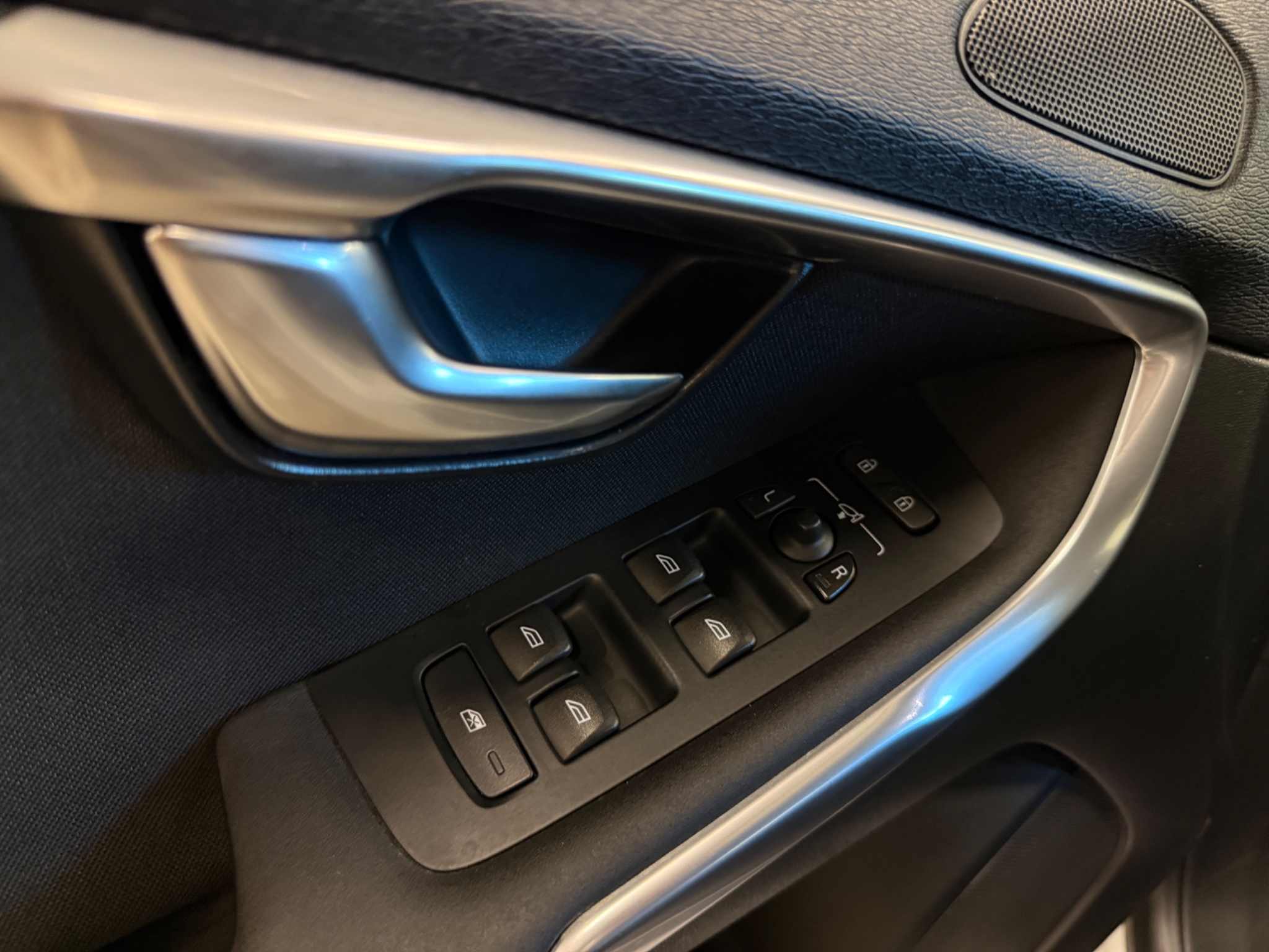 Volvo V40 2017, photo 5/45