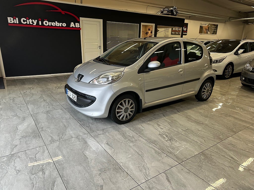 Peugeot 107 1.0 (68hk) Låga Mil / AUX-ingång  / Nyservad & Ny Besiktad 