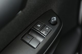 Halvkombi Toyota Yaris 9 av 23