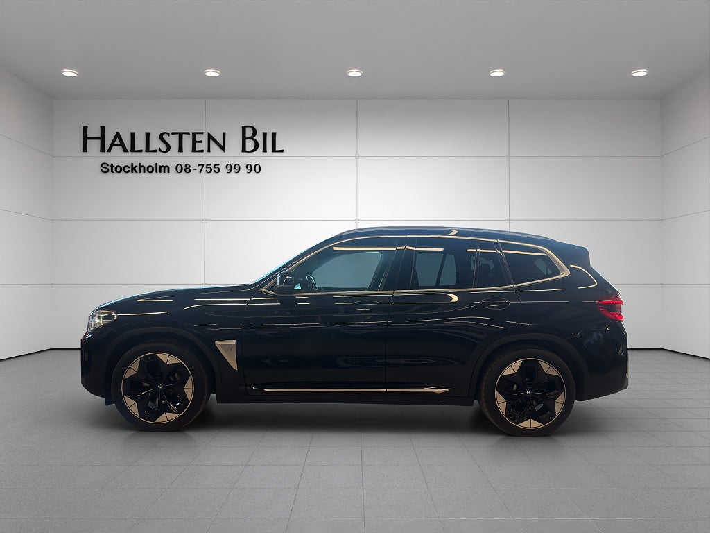 BMW iX3 Charged Panorama Moms Skinn H&K 