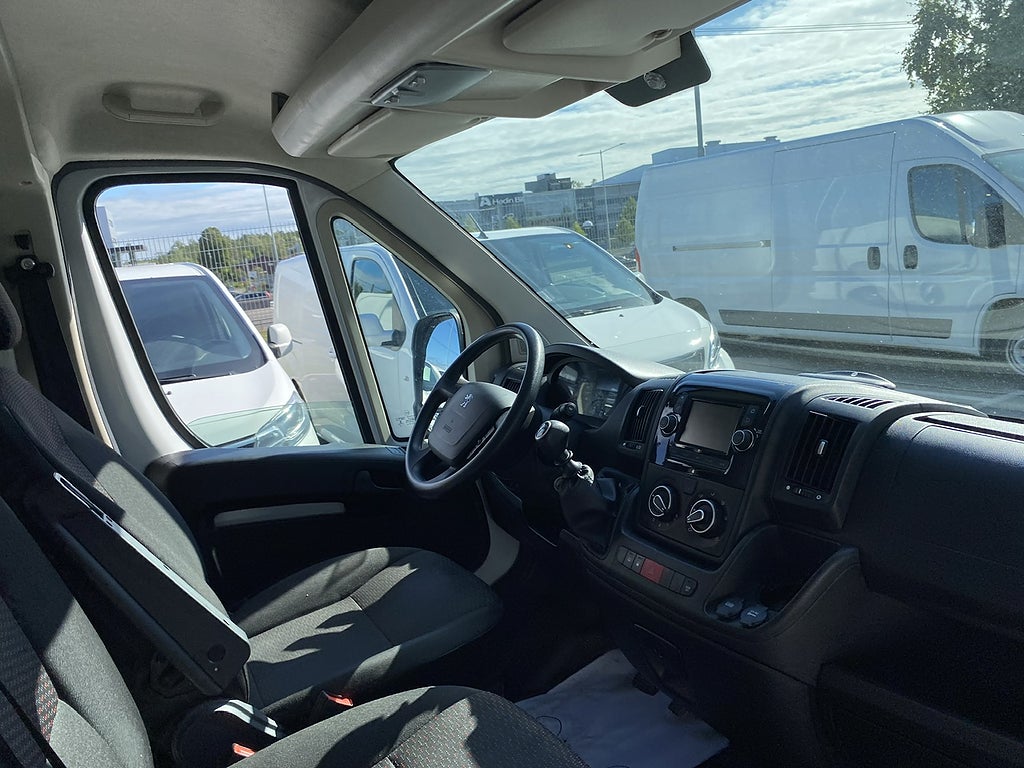 Bild på Peugeot Boxer PRO+ L3H2 335 2.2 BlueHDi 140hk Back-kamera