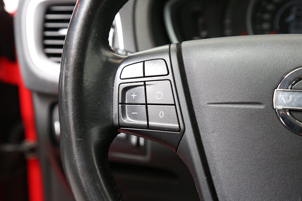 Volvo V40 D3 150hk Kinetic Nybesiktad P-sensorer Värmare