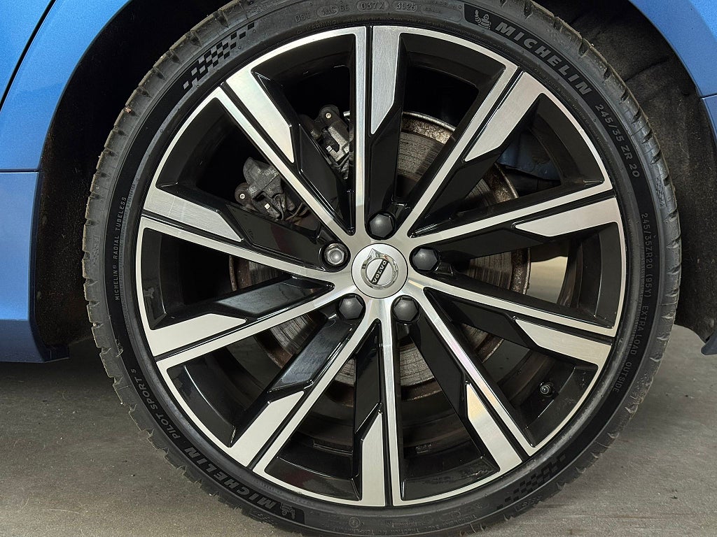 Volvo V60 B4 Aut R-Design *3,99%* SeSpes HUD H/K Pano 20" 360