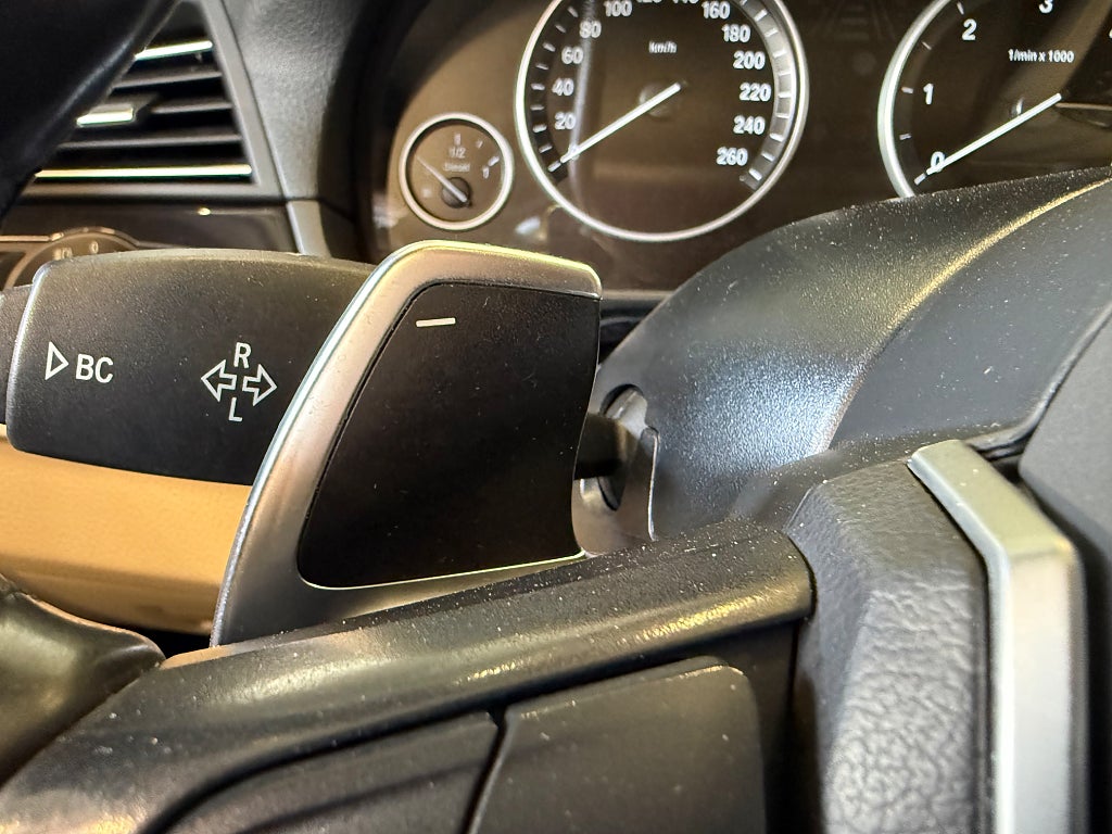 BMW 520d xDrive Touring Steptronic M-Ratt H&K Skinn Drag 2 Ägare - miniatyr 24