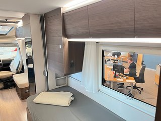 Husbil-halvintegrerad Adria Coral 670 SLT Supreme 26 av 37