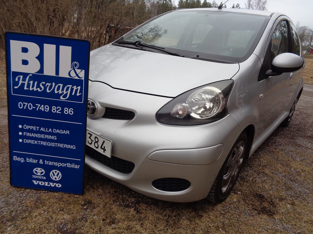 Toyota Aygo 5-D NYBES U.A./NYSERV/AC/ÅRSSK. 360:-/FINANS/INBYTEN