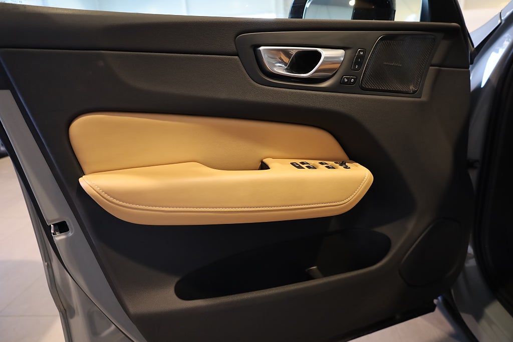 Volvo XC60 Recharge T6 AWD AUT Ultimate Dark Pano H&K Orrefors 2024