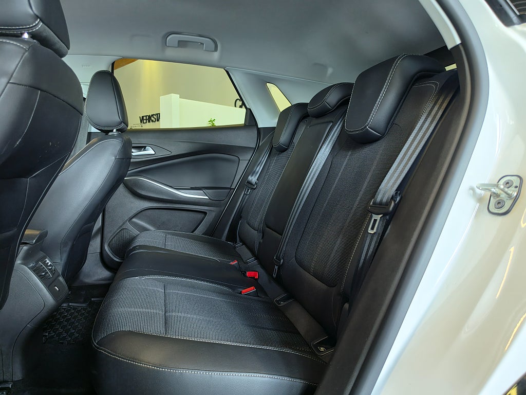 Opel Grandland X 1.2 Turbo 130 / GS Line / Backkamera / Rattvärme /