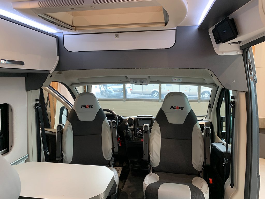 Pilote V 630 J / B-körkort / Långbädd / Solcell / Ugn /160hk - Pilote