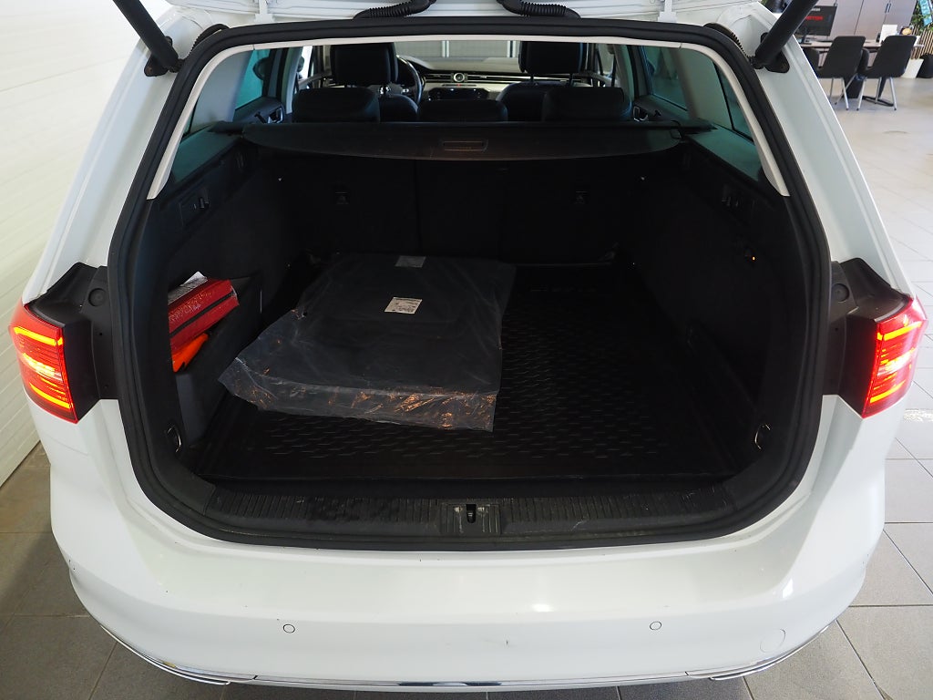 Volkswagen Passat SC 2.0 TDI 4Motion GT R-Line Cockpit Drag D-Värm Skinn 2018