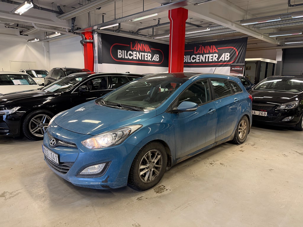 Hyundai i30 Kombi 1.6 CRDi 2 ägare Panorama Motorvärmare PDC SoV