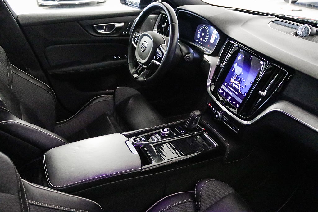 Volvo V60 Recharge T6 AWD R-Design B&W Panorama HuD Drag