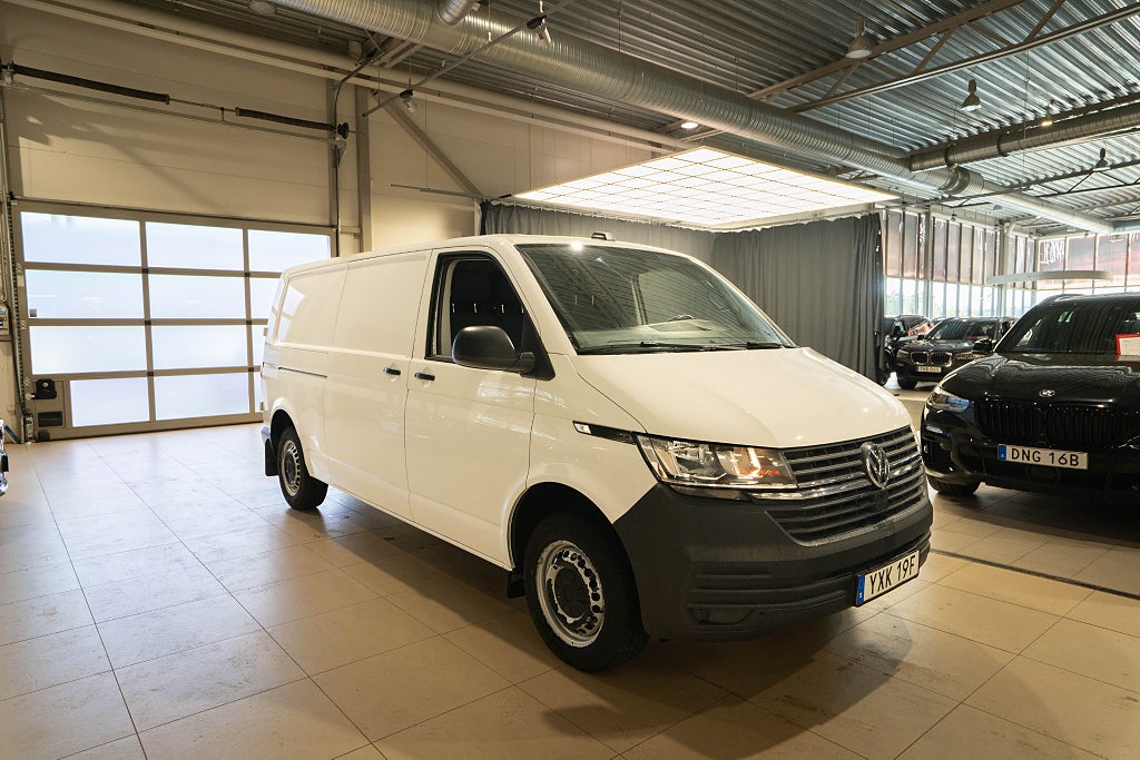 Volkswagen Transporter T30 TDI KAMERA D-VÄRMARE DRAG CARPLAY MOMS 1-ÄGARE