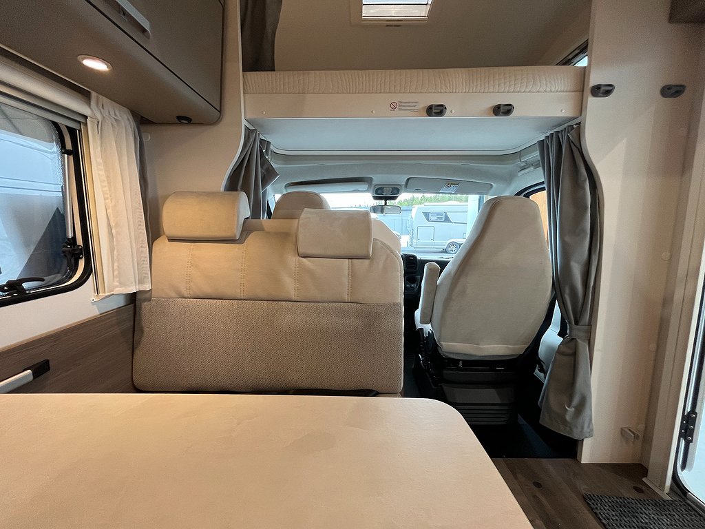 Carado A 464 / B-kort / 6 bältade / 6 Sovplatser / 845 Mil - Carado
