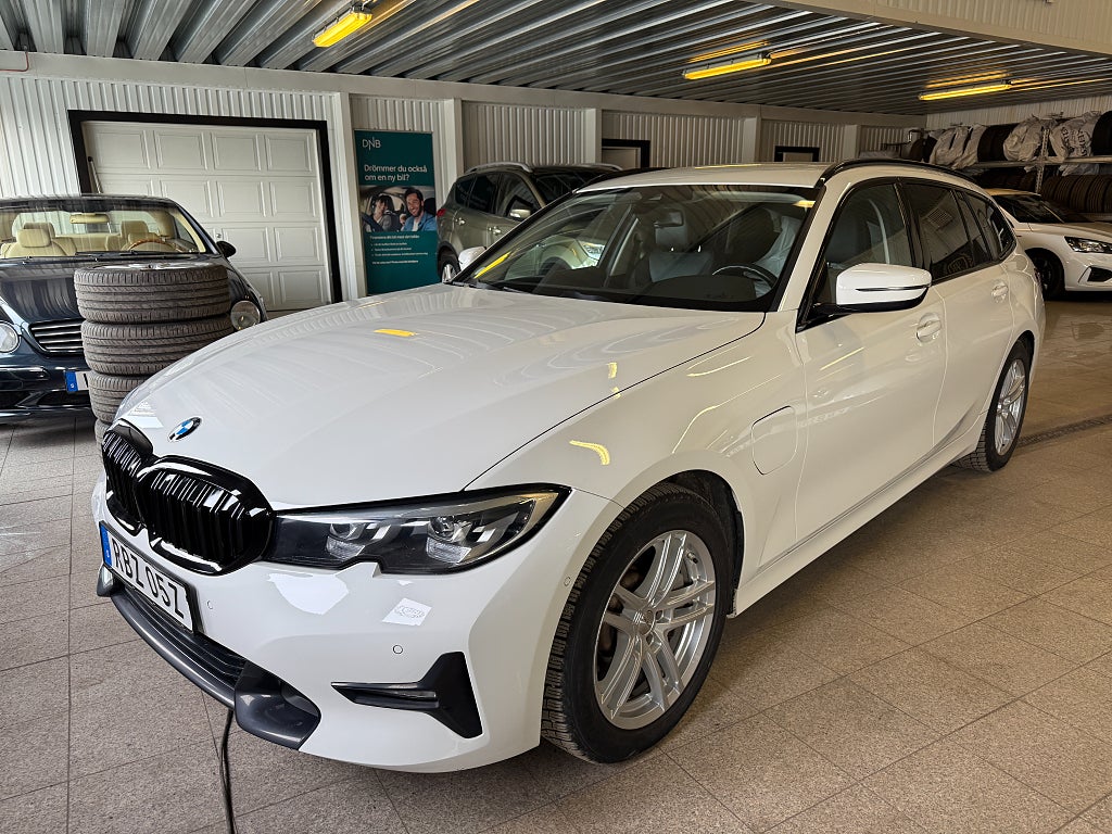 BMW 330e xDrive Touring Automat Sport line 1 ägare Navi Kamera