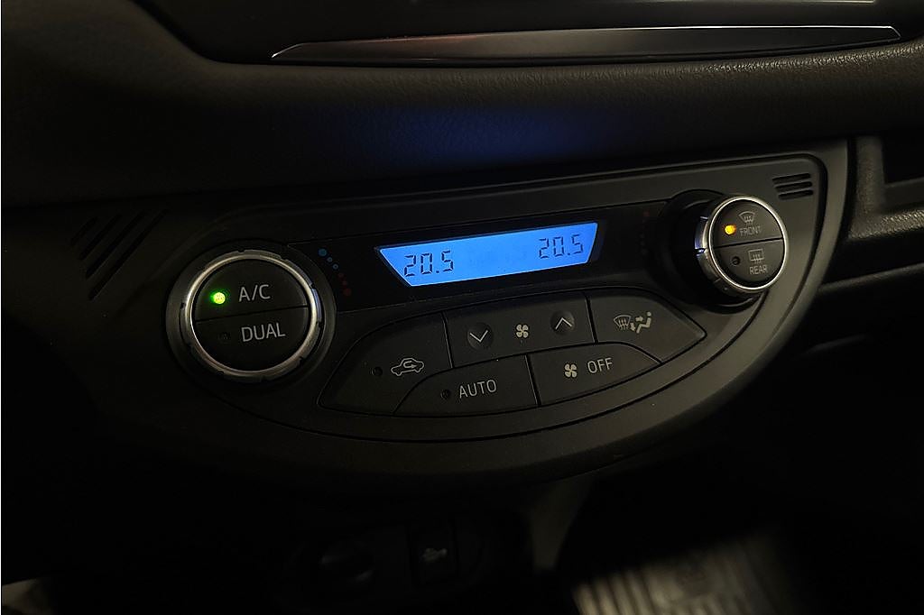 Toyota Yaris Hybrid, 1 brukare, FR 2,95%, P-sensorer fr & bak, tonade rutor