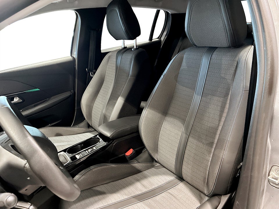 Bild på Peugeot 208 Allure Pack 1.2 PT 100hk B-KAMERA CARPLAY